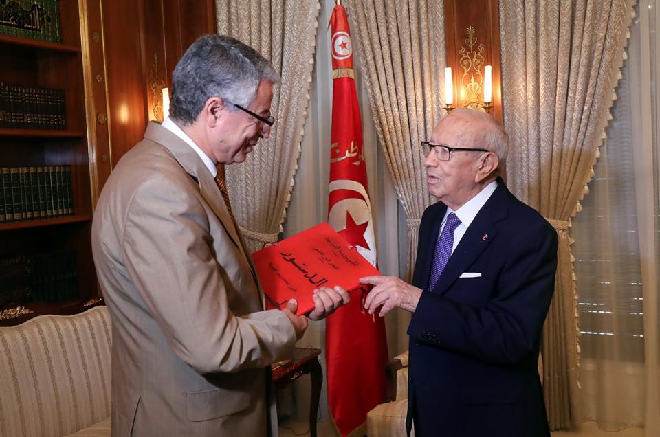 Une copie originale de la Constitution de 1959 remise aux archives nationales