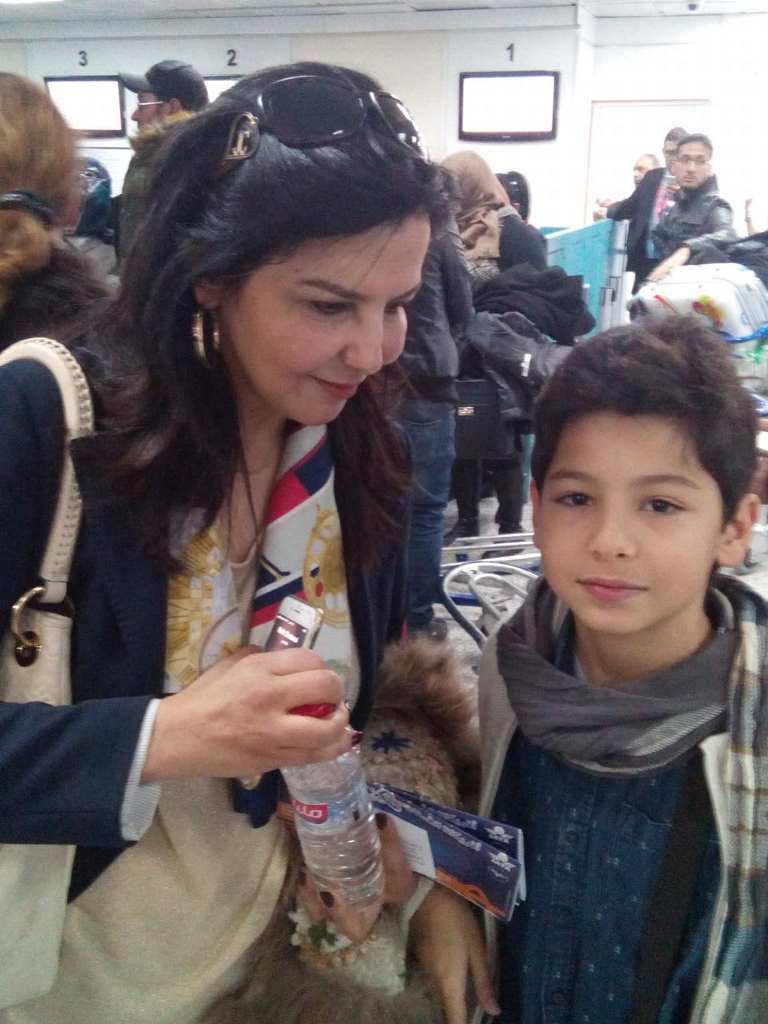 Docteur Boutheina Chihi Ezzine et son fils à l'aéroport Tunis-Carthage 