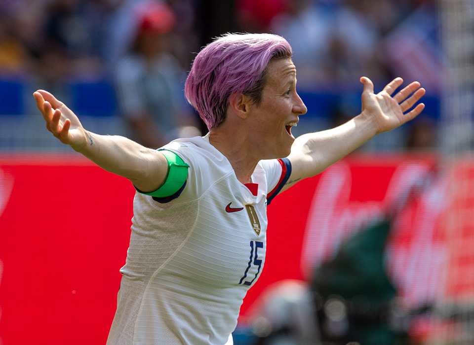 Megan Rapinoe est sous le feu des projecteurs. D’abord sportivement puisque la co-capitaine des Etats-Unis enchaîne les prestations de haut vol (5 buts). Mais aussi hors des terrains.