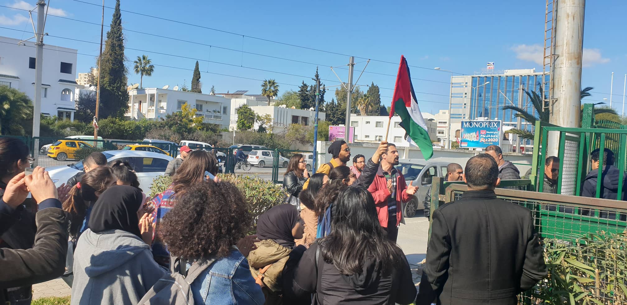 Un sit-in de protestation a eu lieu ce mercredi devant la Cité Nationale Sportive d’El Menzah pour protester contre la participation du tennisman israélien Aaron Cohen au tournoi international junior de Tunis