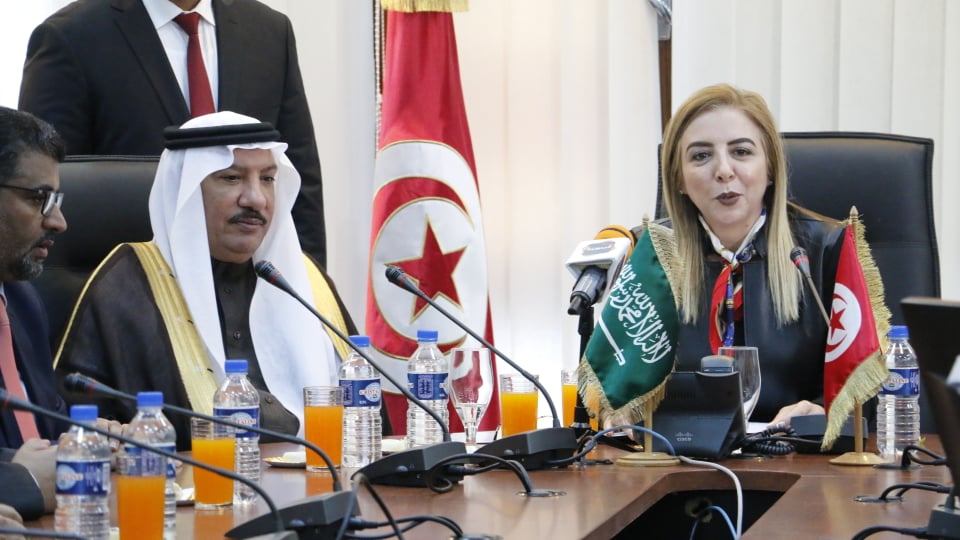 La ministre de la santé Sonia Ben Cheik et l’ambassadeur de l’Arabie Saoudite en Tunisie Mohamed Ben Mahmoud El Ali
