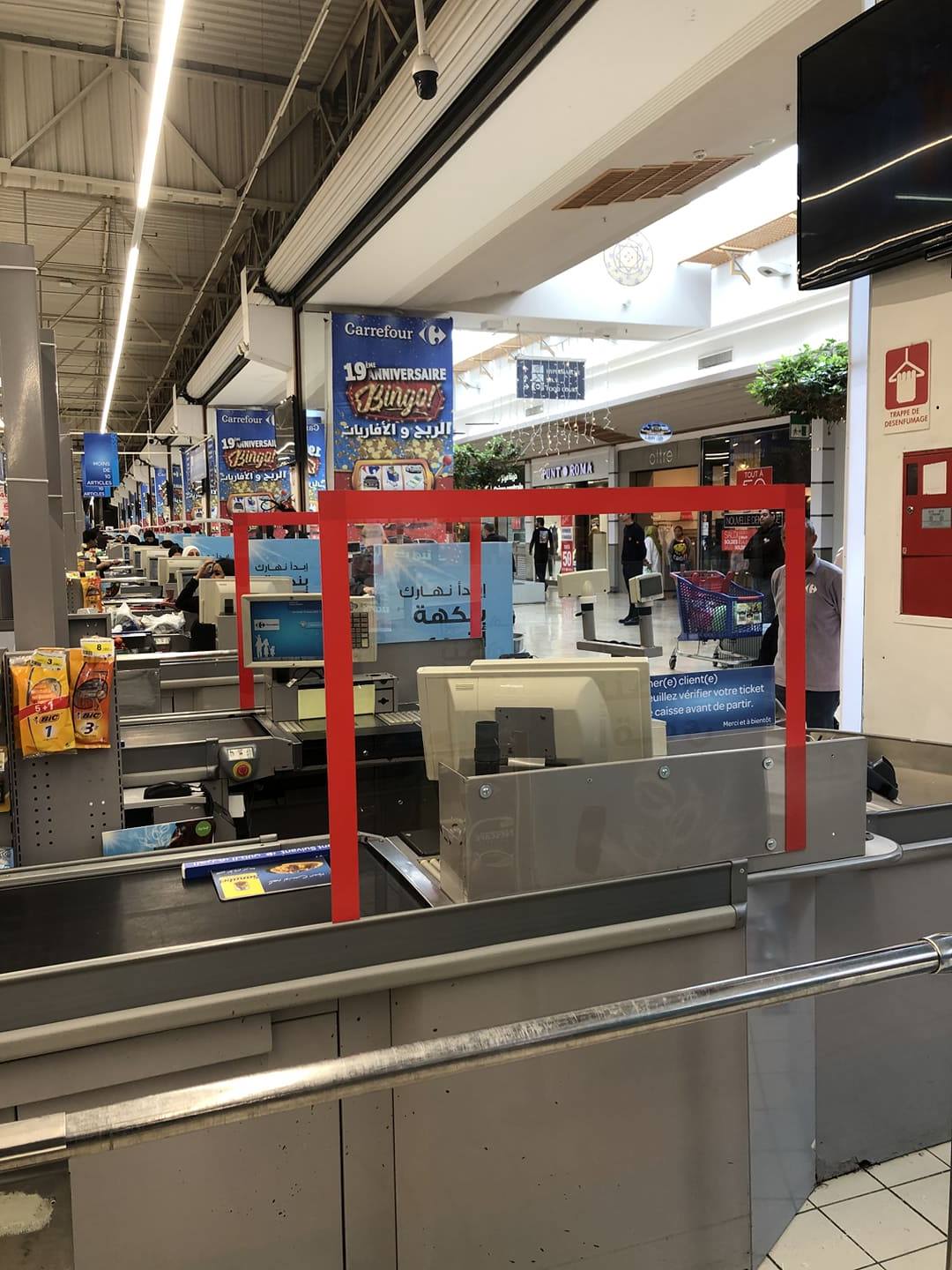 Carrefour installe des protections en plexiglas aux caisses