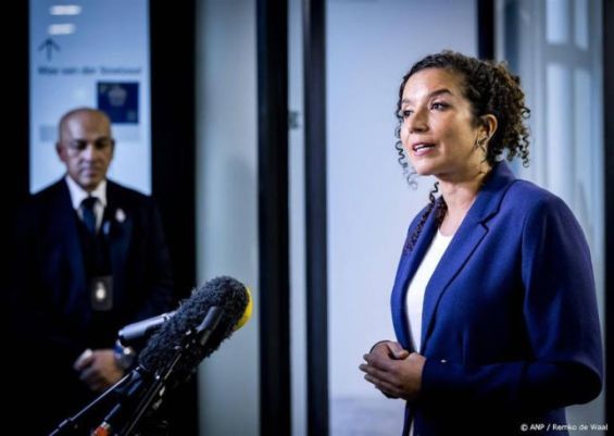 Membre du gouvernement néerlandais d’origine marocaine Nora Achahbar démissionne pour des « propos racistes »