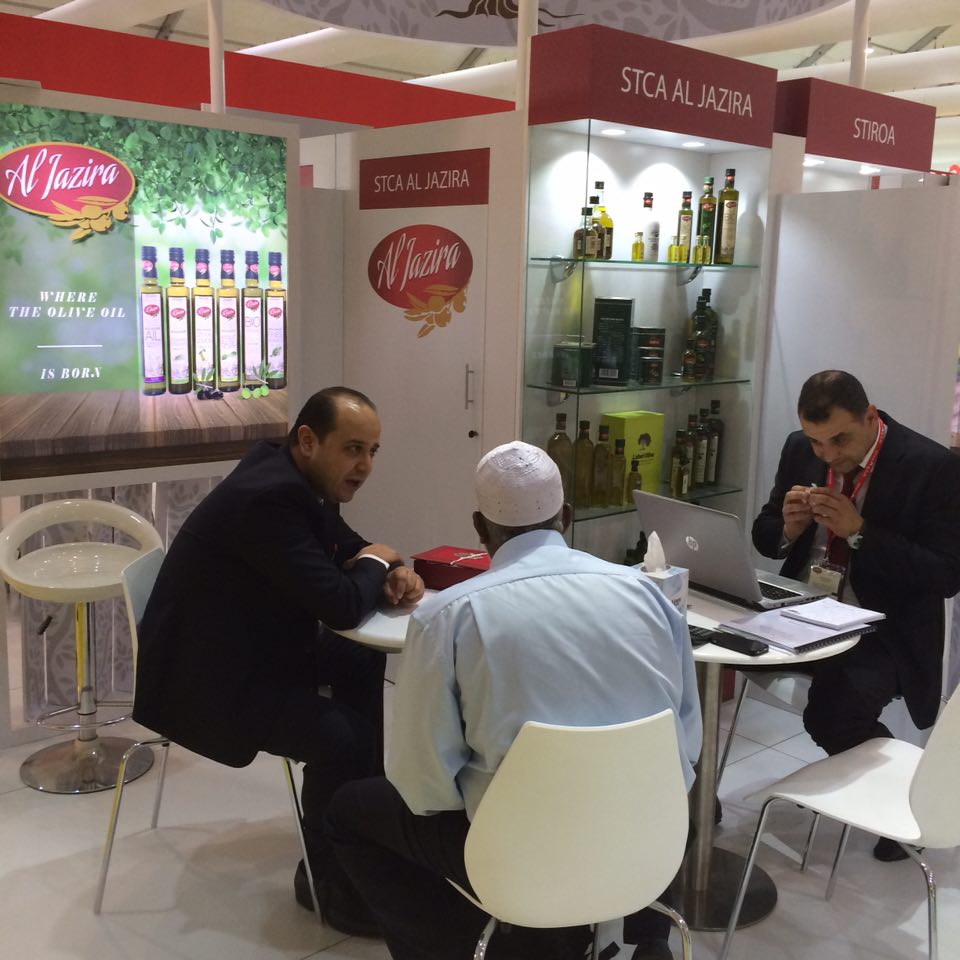  Mokhtar Ben Achour, (STCA d'Al Jazira et président de la chambre syndicale de l'huile végétale) en pleine discussion avec des visiteurs de son stand )+-