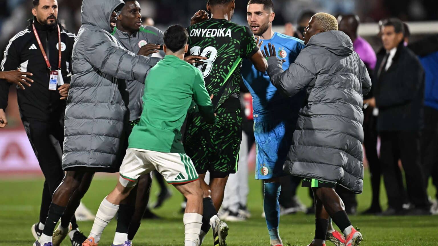 La CAF enquête après de graves incidents lors du match Algérie–Nigeria