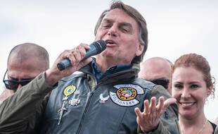 brésil: le président Jair Bolsonaro condamné à 108 dollars d'amende pour non port du masque