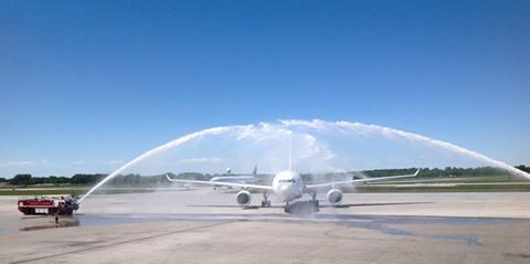  L’Airbus de Tunisair accueilli et arrosé par des jets d’eau de la brigade des sapeurs pompiers de Montréal.