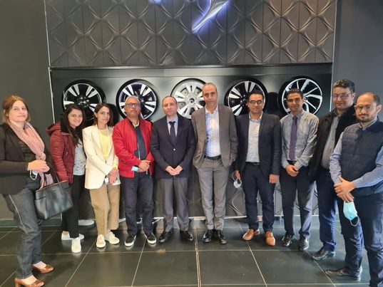 Le personnel d’Aures Auto en conclave avec Bassem Loukil