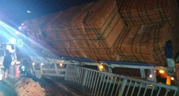 Un poids lourd chargé de briques glisse au niveau du pont de Bizerte