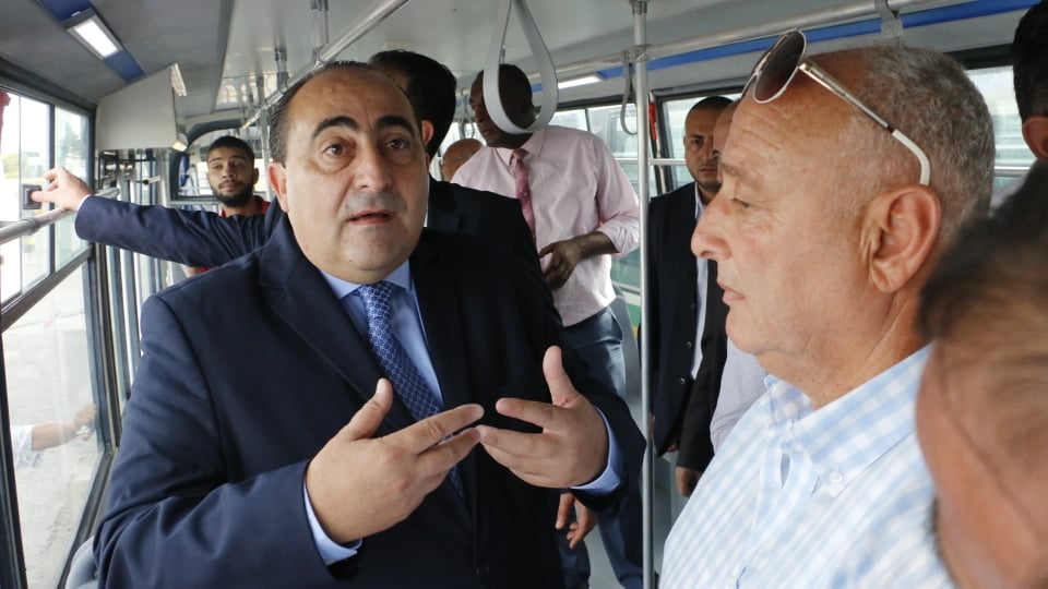 Hichem Ben Ahmed a déclaré:« Etant donné qu’il est très difficile pour les citoyens de trouver un transport à la Manouba, nous avons décidé que 16 bus seront désormais mis à leur disposition »,