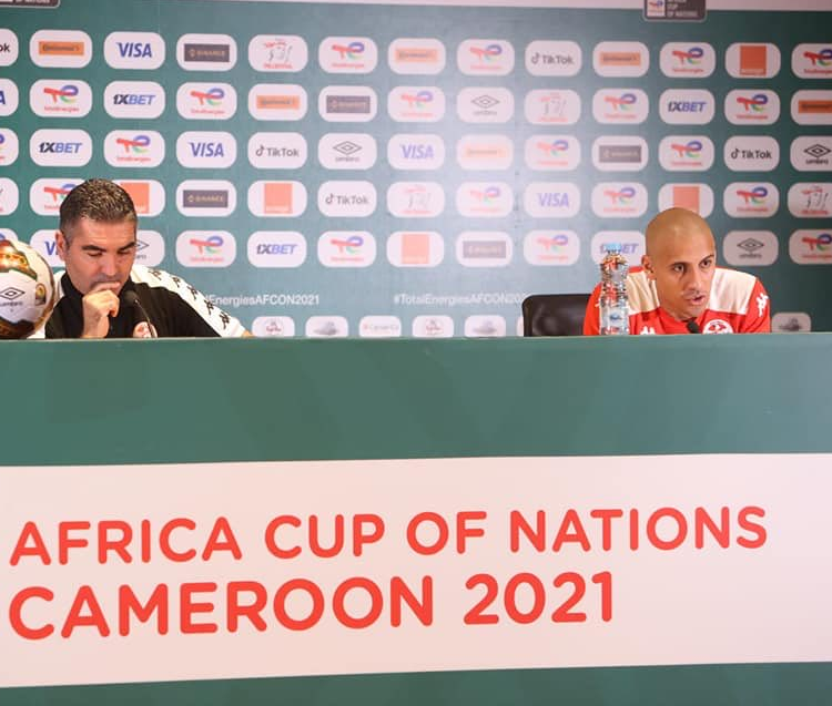 Incroyable: Il fuit avec les micros lors de la conférence de presse Tunisie-Burkina