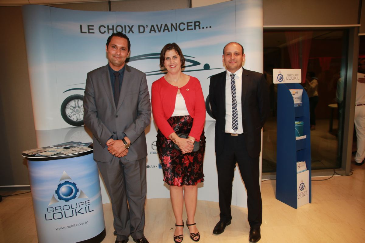 L'ambassadeur Carol McQueen au stand de l'UADH avec Omar El Euch et Riadh Chebbi