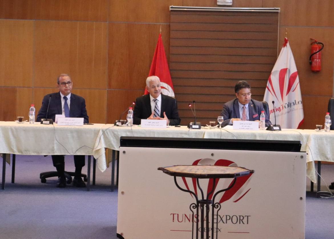 Le ministre du Commerce s’engage à résoudre des problèmes liés au secteur des exportations