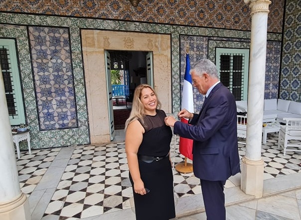 Mme Dhouha Sellaoui décorée des insignes de Chevalier dans l’Ordre des Palmes académiques françaises