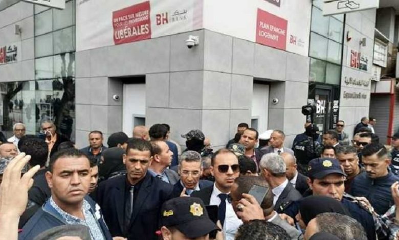 Taoufik Charfeddine effectue une visite d’inspection aux unités chargées de sécuriser l’Avenue Bouguiba