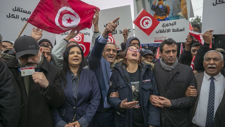 ’’Citoyens contre le coup d’Etat’’ : les manifestants scandent ’’dégage’’ à l’adresse de Kaïs Saïed