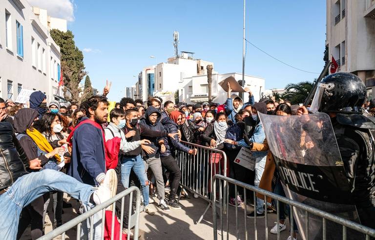 Le Monde : « En plein Covid, l’exécutif paie pour du matériel répressif, mais pas pour du médical »