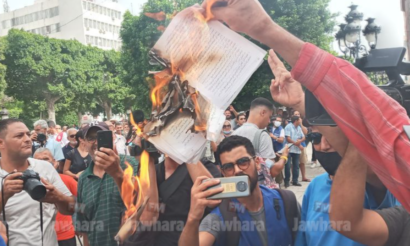 Ouverture d’une enquête judiciaire après que la Constitution ait été déchirée et brûlée en plein Tunis