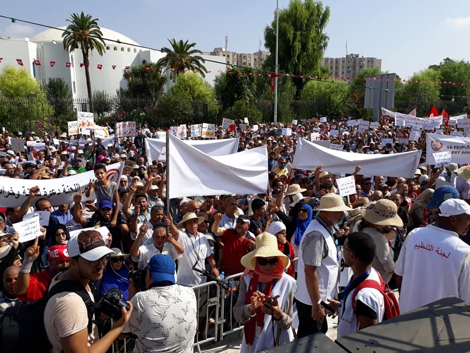 Des slogans ont été scandés par les protestataires appelants à respecter la Constitution 