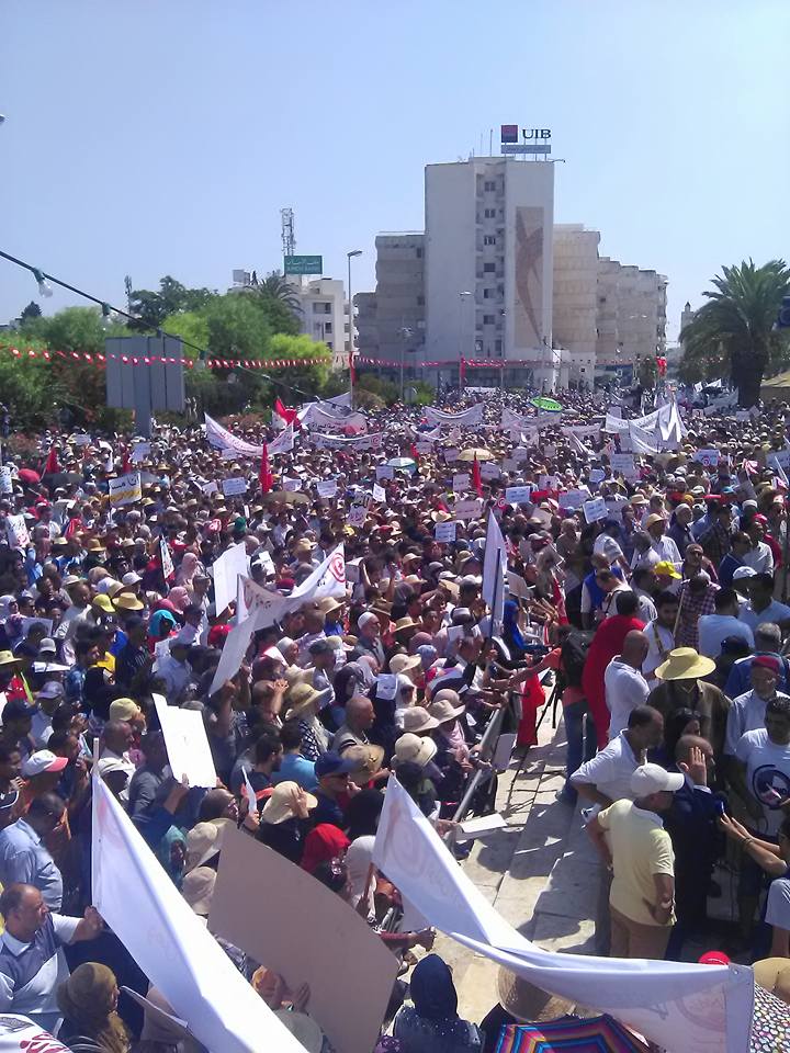 Des milliers de personnes se sont donc, rassemblées devant le parlement appelant au retrait du rapport considérant qu’il est contraire aux préceptes de l’islam et ne fera que détruire la famille tunisienne.
