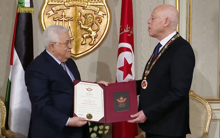 Kaïs Saied décoré par Mahmoud Abbas de la plus haute distinction palestinienne