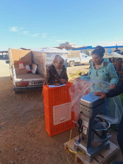 Sidi Bouzid: Don de la BAD au profit du groupement féminin "Battoumet" à Souk Jedid