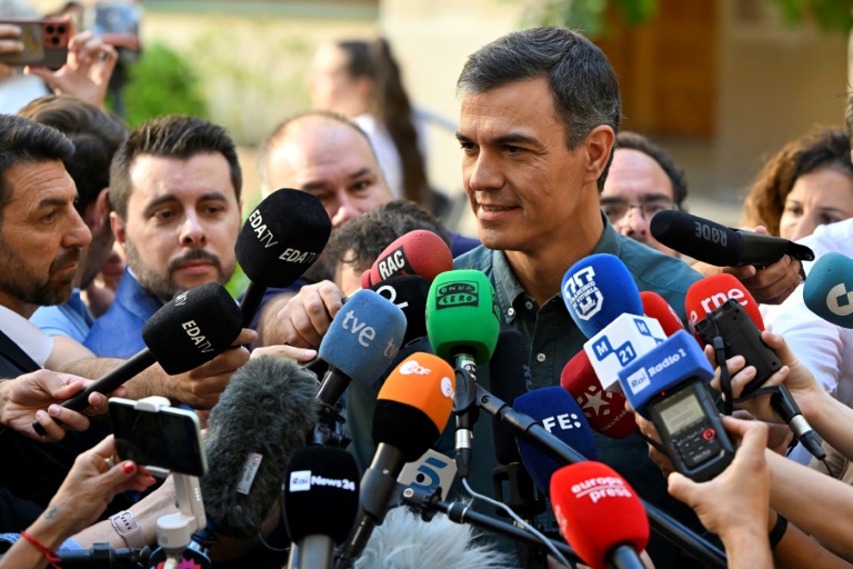 Législatives en Espagne : le parti socialiste et la droite au coude-à-coude
