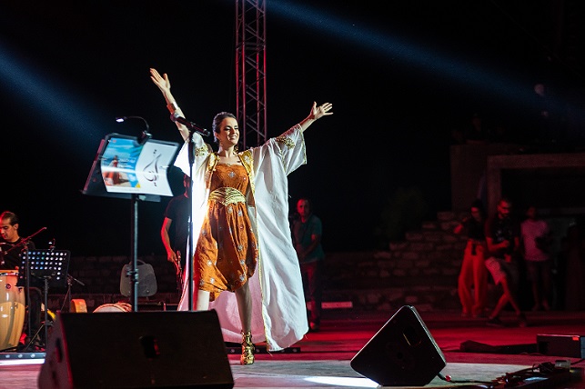 La talentueuse Eya Daghnouj a fait vibrer la scène du Festival International de Hammamet