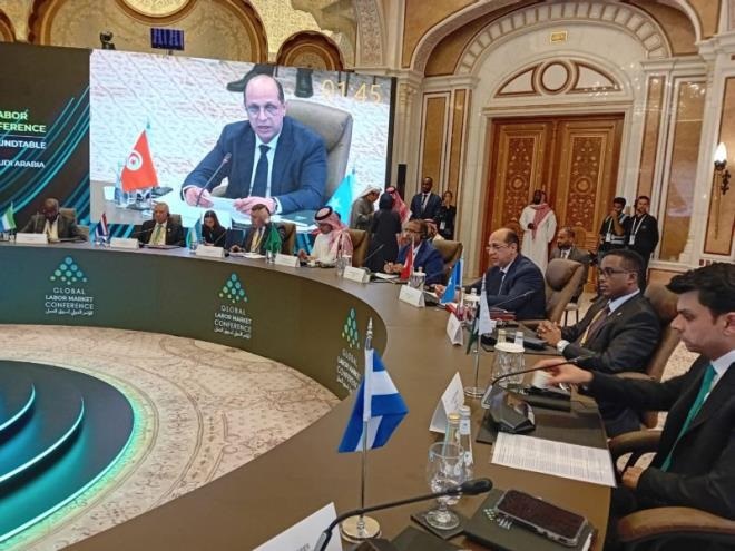  Riyad : Malek Ezzahi participe à une table ronde ministérielle organisée en marge de la conférence du marché du travail