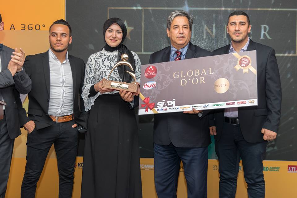 Fatma Boudagua recevant le Global d’Or