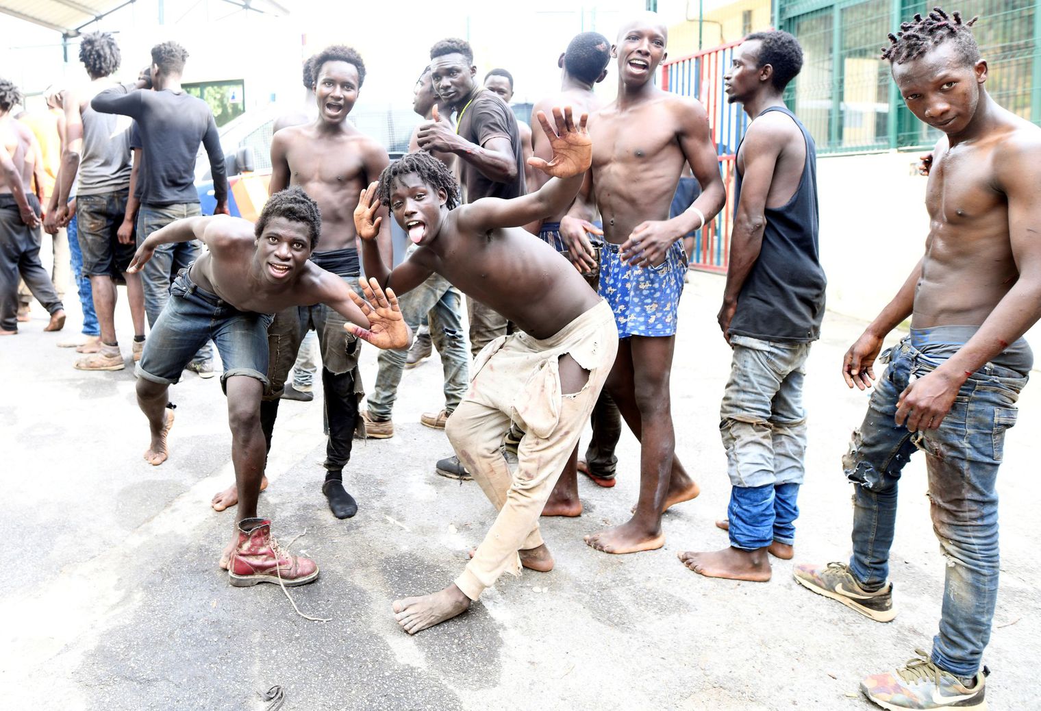 Une centaine de migrants entrent en force en Espagne
