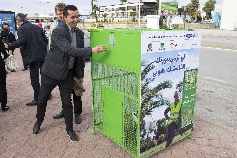 Délice Danone et Taysir réimplantent la première benne de tri sélectif de recyclage de bouteilles plastiques