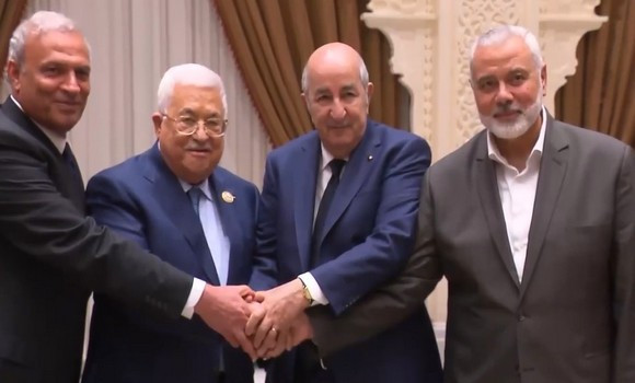 Rencontre « historique » à Alger entre Mahmoud Abbas et Ismaïl Hanieyh