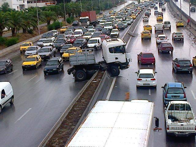 Tunisie: Accident spectaculaire d'un poids-lourd au niveau de la Route X