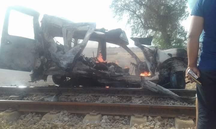 Horrible accident entre un train et une voiture : des corps carbonisés sortis des flammes