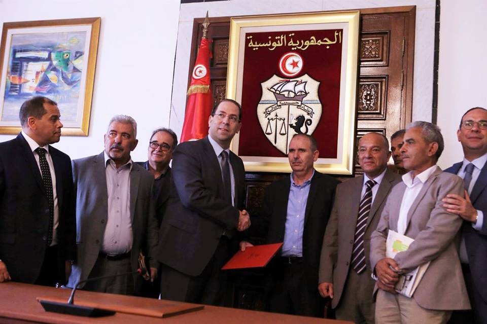 Un accord-cadre destiné à débloquer les dossiers sociaux signé par Chahed et Taboubi