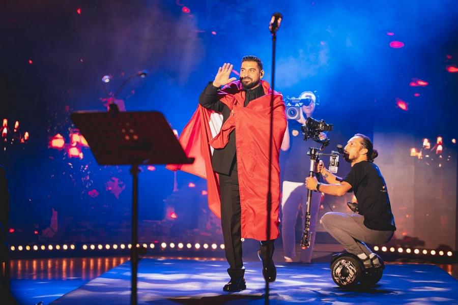 Adam sur la scène de Carthage: Une atmosphère chargée de passion et de nostalgie