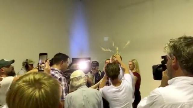 Australie: l'adolescent qui a écrasé un œuf sur la tête d'un sénateur  récolte 70 000 dollars et promet de les partager  avec les victimes musulmanes