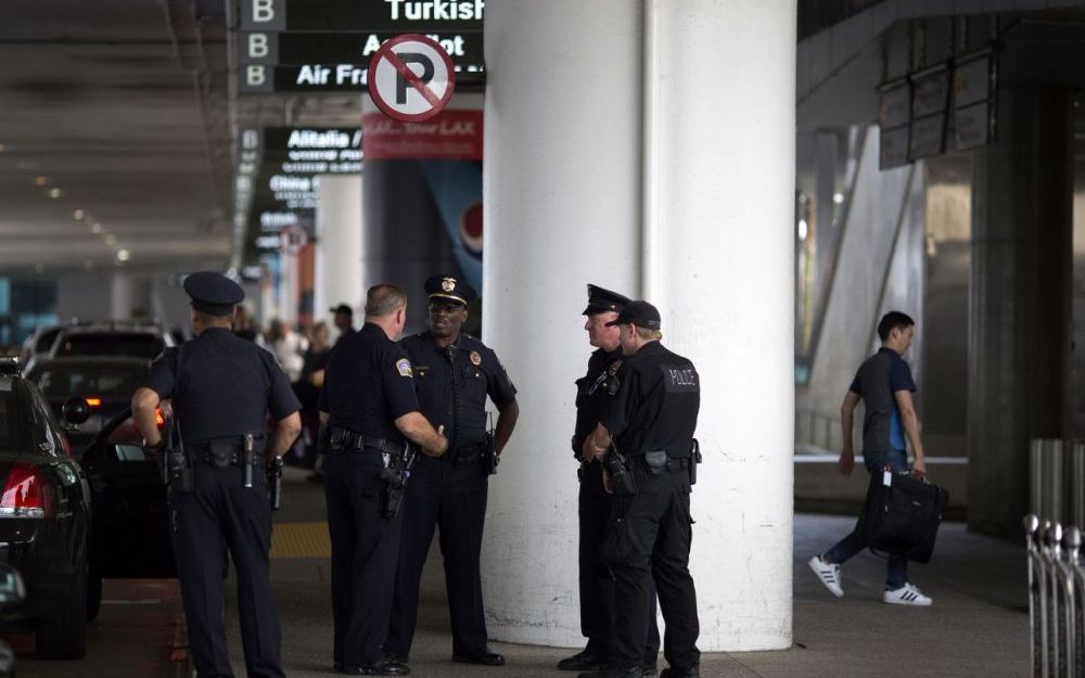 Panique à l’aéroport de Los Angeles par un homme déguisé en Zorro