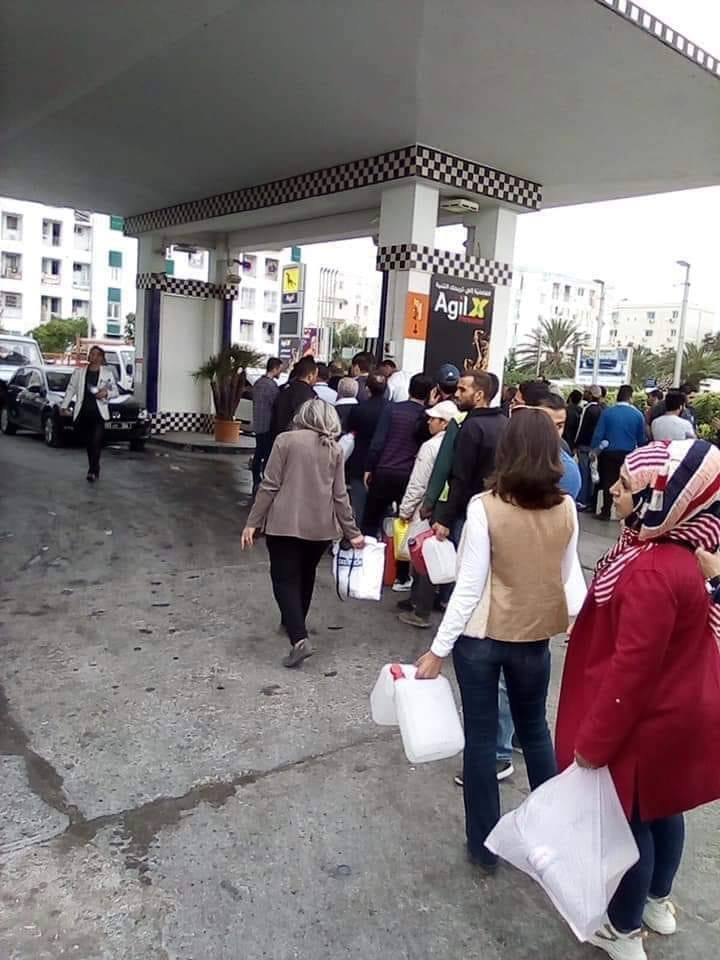 Photo du jour: Quand les Tunisiens usent de bouteilles pour s'approvisionner en essence !