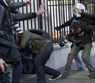 Agression des journalistes: Essid demande l’ouverture d’une enquête 