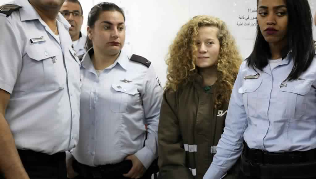 Porte drapeau de la lutte palestinienne : La détention de Ahed Tamimi prolongée