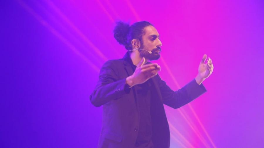 Ahmed Laâjimi, le gagnant de la saison 5 de "NESCAFÉ COMEDY SHOW", et son "Faux profil" sur scène