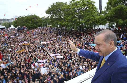 Turquie: Erdogan réélu à la tête de l'AKP