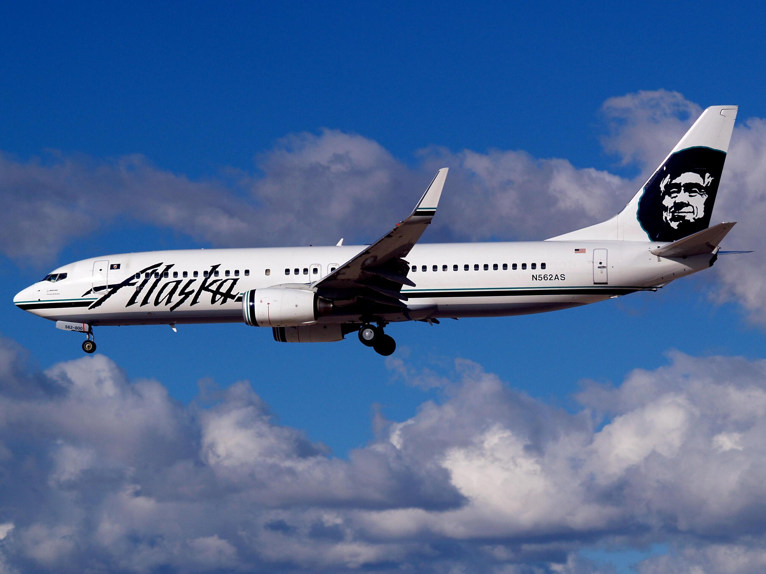 L'avion décolle avec un bagagiste dans la soute