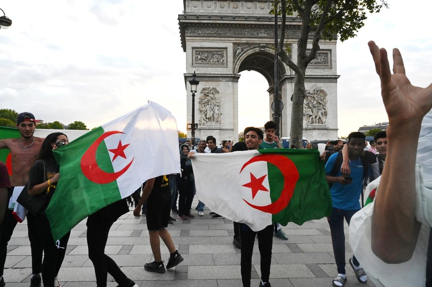Le Pen veut interdire les drapeaux algériens en cas de qualification de l’Algérie dimanche