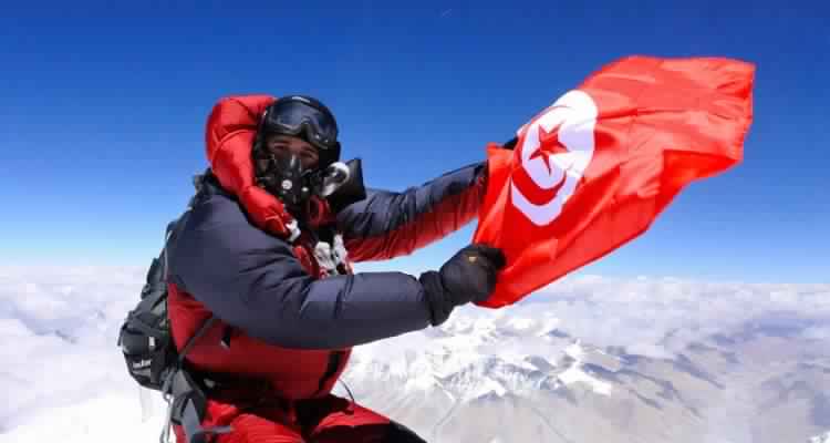 Le drapeau tunisien sur le toit du monde