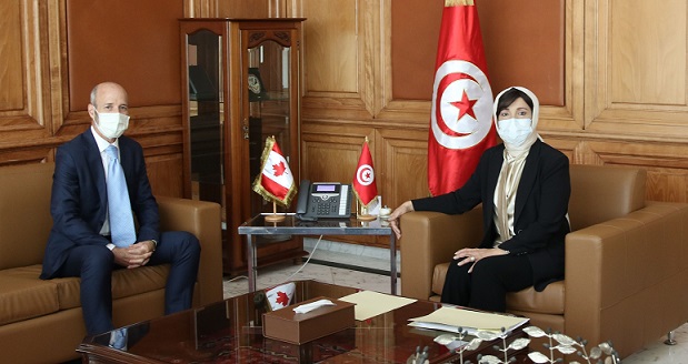 La ministre des domaines de l'Etat rencontre l'ambassadeur du Canada en Tunisie.