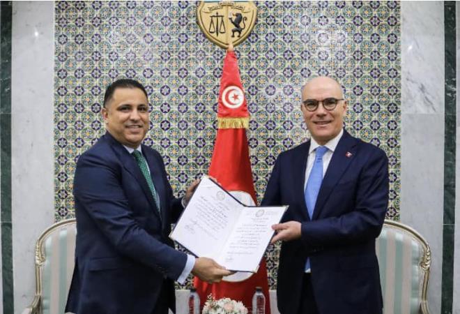  Le nouvel ambassadeur de Libye remet à Nabil Ammar une copie  de ses lettres de créance