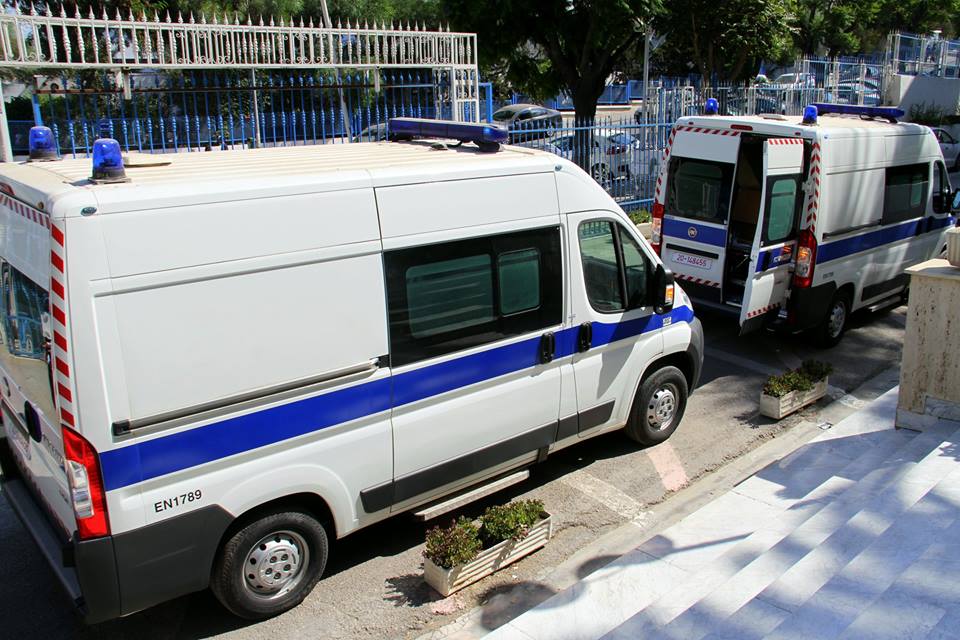 Ces ambulances en planque avec une couche de poussière créent un choc